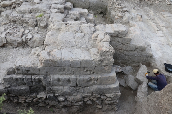 Adana'da üzerinde savaş izleri taşıyan "çift duvarlı sur" bulundu